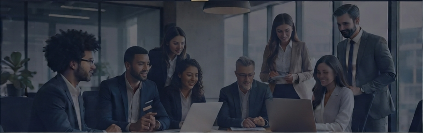Equipe de consultores reunida em ambiente executivo